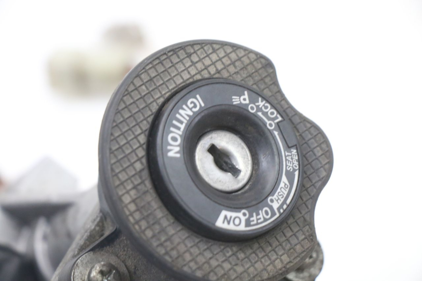 photo de LOCK SET KEY ECU YAMAHA X-MAX XMAX ABS 250 (2010 - 2014) - Alternative perspective