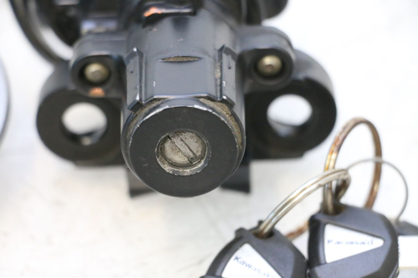 photo de LOCK SET KEY KAWASAKI ER-6 ER6 F ABS 650 (2012 - 2016) - High-resolution close-up