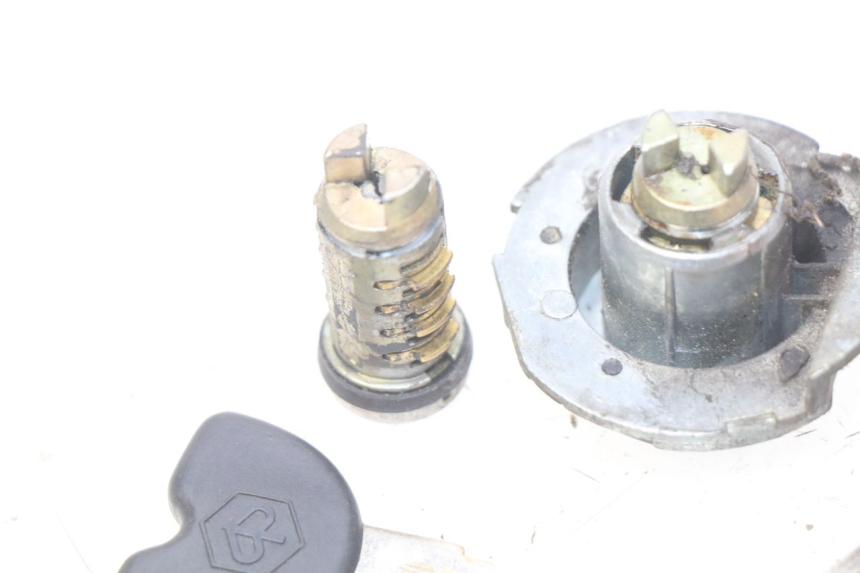 photo de LOCK KEY NEIMAN KIT PIAGGIO FLY 100 (2006 - 2010) - Zoom on usage condition