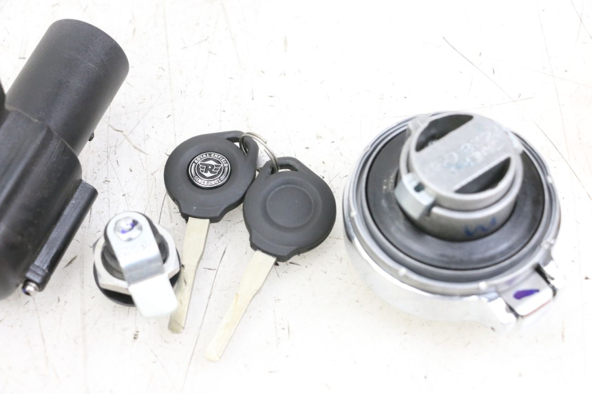 photo de LOCK SET KEY ROYAL ENFIELD CONTINENTAL GT 650 (2019 - 2024) - Zoom on usage condition