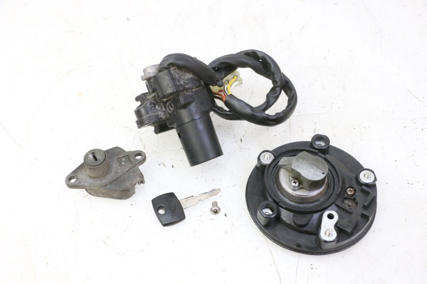 photo de LOCK SET KEY TRIUMPH SPRINT 900 (1995 - 1998) - Zoom on usage condition