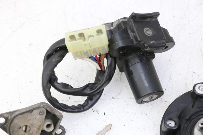 photo de LOCK SET KEY TRIUMPH SPRINT 900 (1995 - 1998) - Alternative perspective