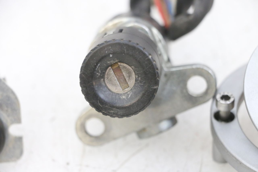 photo de LOCK SET KEY YAMAHA TZR 50 (2008 - 2016) - Distinctive features