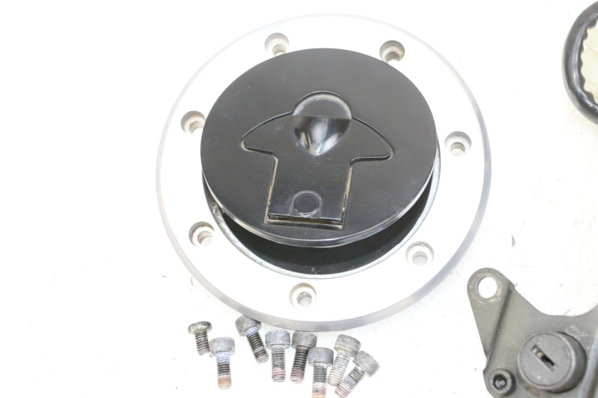 photo de LOCK SET KEY KAWASAKI ZR 7 750 (1999 - 2004) - High-resolution close-up