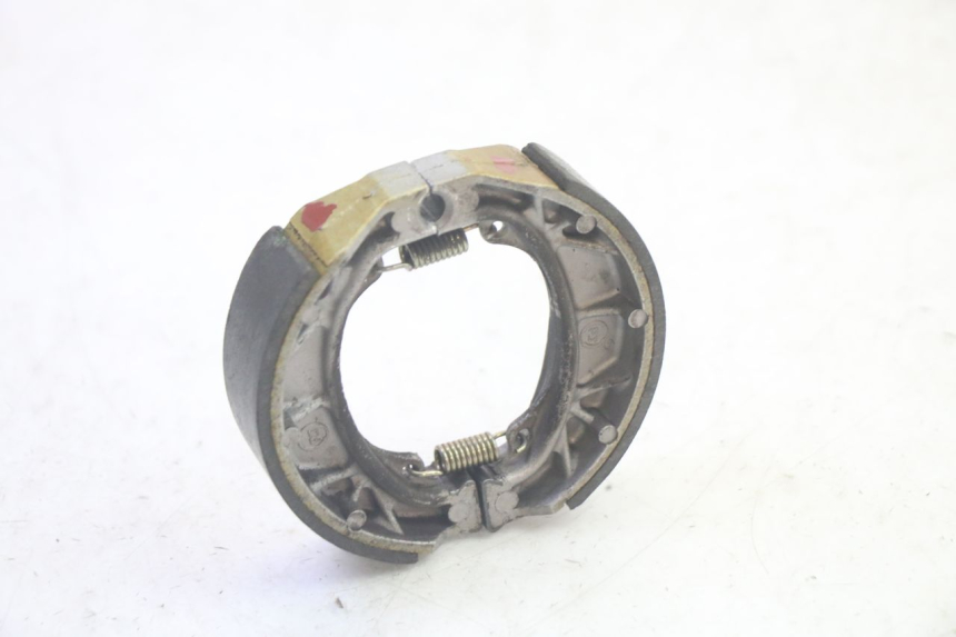 photo de BRAKE SHOE PEUGEOT KISBEE 4T 50 (2018 - 2022) - Zoom on usage condition