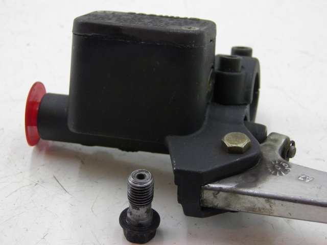 photo de REAR BRAKE MASTER CYLINDER APRILIA LEONARDO ST 250 (2002 - 2005) - Technical close-up