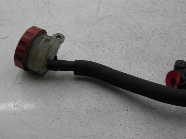 photo de REAR BRAKE MASTER CYLINDER HONDA CB SEVEN FITTY 750 (1992 - 2003) - Alternative perspective
