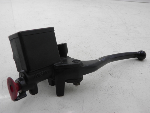 photo de REAR BRAKE MASTER CYLINDER HONDA FES PANTHEON 125 (2003 - 2007) - Technical close-up