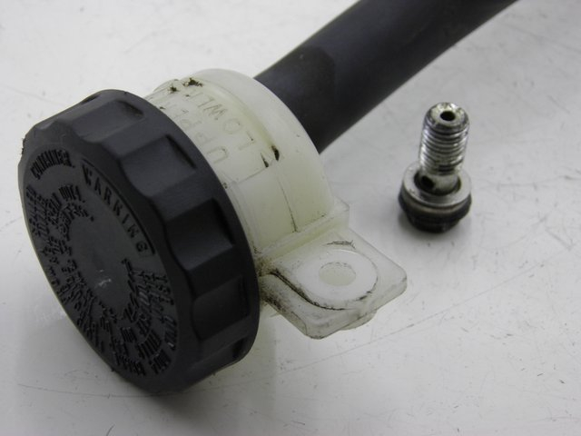 photo de REAR BRAKE MASTER CYLINDER KAWASAKI ZEPHYR 550 (1991 - 1998) - Component detail