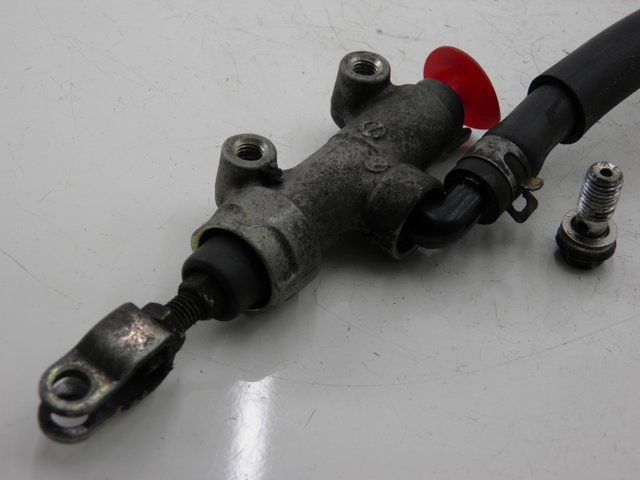 photo de REAR BRAKE MASTER CYLINDER KAWASAKI ZEPHYR 550 (1991 - 1998) - Technical close-up