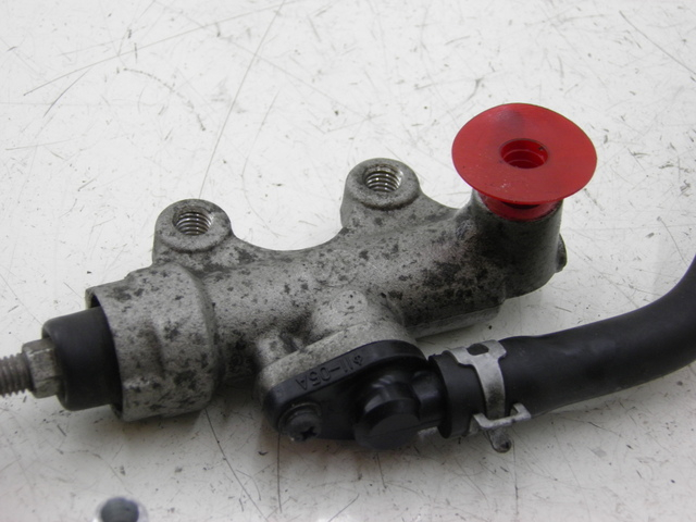 photo de REAR BRAKE MASTER CYLINDER SUZUKI GSX F GSXF 650 (2007 - 2015) - Technical close-up