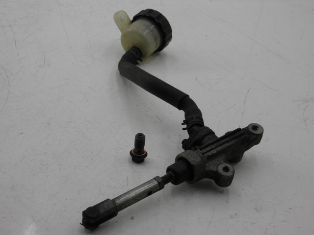 photo de REAR BRAKE MASTER CYLINDER YAMAHA FZX FAZER 750 (1987 - 1998) - Technical close-up