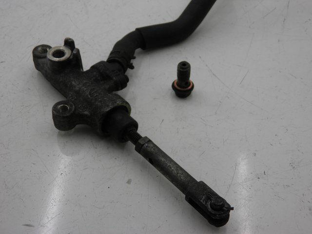 photo de REAR BRAKE MASTER CYLINDER YAMAHA FZX FAZER 750 (1987 - 1998) - Checked used part