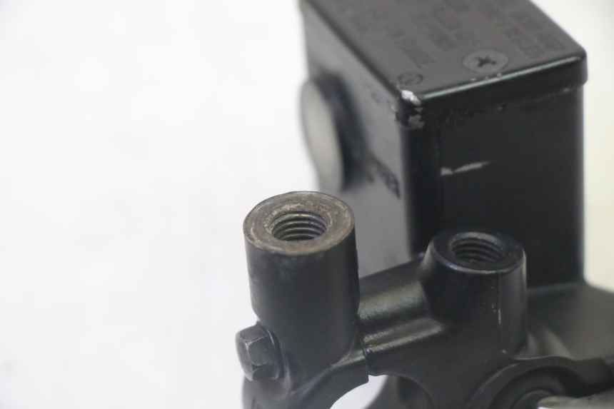 photo de FRONT BRAKE MASTER CYLINDER SUZUKI BURGMAN 125 (2007 - 2014) - Alternative perspective