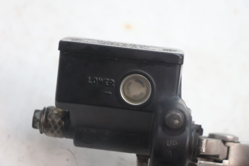 photo de FRONT BRAKE MASTER CYLINDER SUZUKI BURGMAN EXECUTIVE ABS 650 (2006 - 2012) - Fixing points details