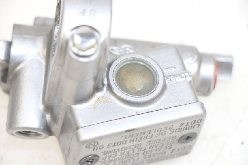 photo de FRONT BRAKE MASTER CYLINDER HONDA CA REBEL 125 (1995 - 2001) - Zoom on usage condition