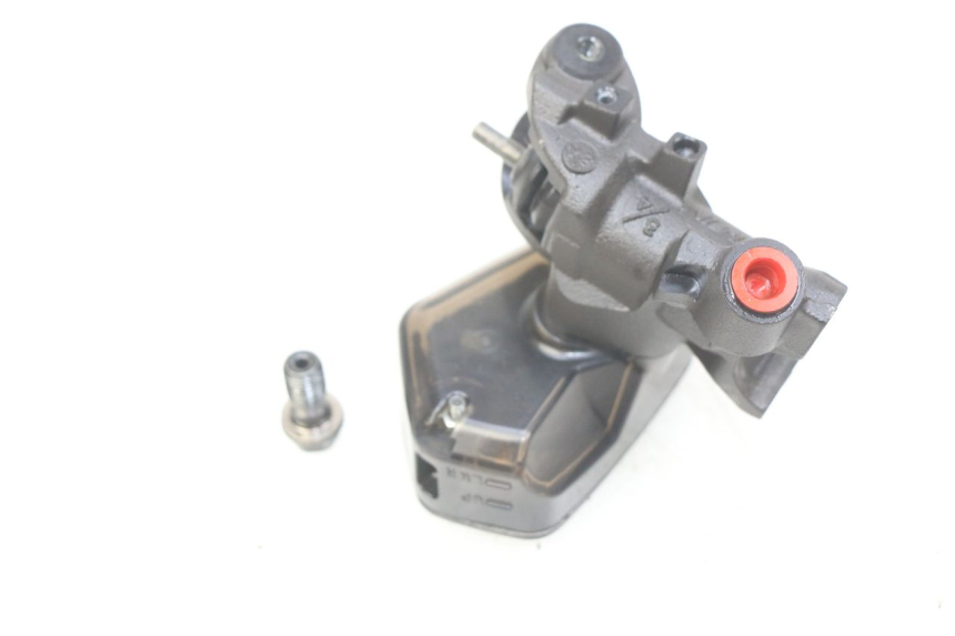 photo de FRONT MASTER CYLINDER HONDA CB R 1000 (2018 - 2023) - Zoom on usage condition