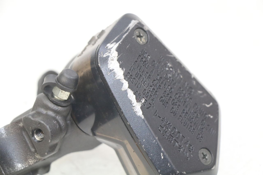 photo de FRONT MASTER CYLINDER HONDA CB R 1000 (2018 - 2023) - Fixing points details