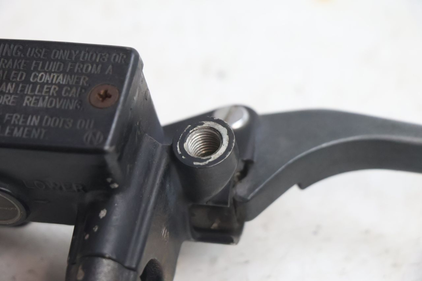 photo de FRONT BRAKE MASTER CYLINDER HONDA CB TWO FIFTY 250 (1991 - 2002) - Technical close-up