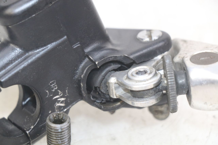 photo de FRONT MASTER CYLINDER HONDA CBR F SC25 1000 (1989 - 1992) - Alternative perspective