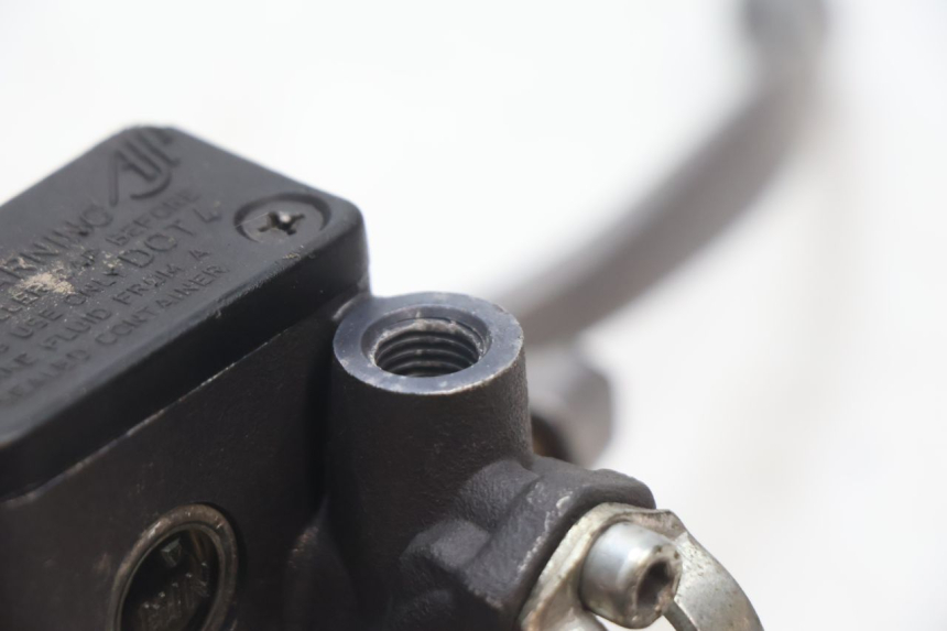 photo de FRONT BRAKE MASTER CYLINDER HM HONDA CRM DERAPAGE RR 50 (2006 - 2017) - Technical close-up