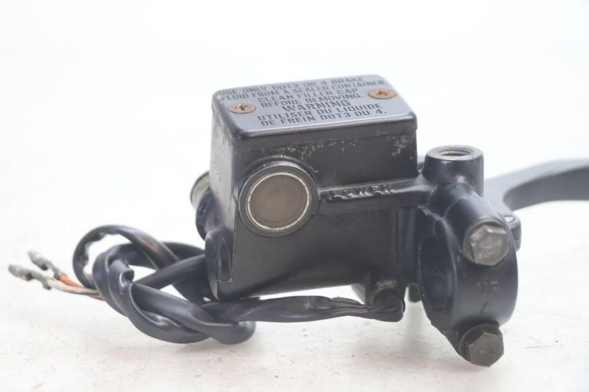 photo de FRONT BRAKE MASTER CYLINDER SUZUKI DR S 600 (1985 - 1989) - Alternative perspective