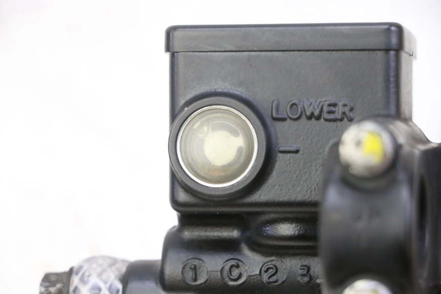 photo de FRONT MASTER CYLINDER HONDA FES S-WING SWING ABS 125 (2007 - 2015) - Zoom on usage condition