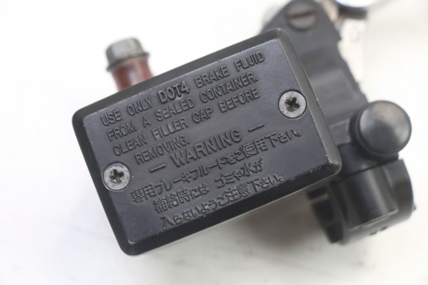 photo de FRONT BRAKE MASTER CYLINDER YAMAHA FZS FAZER 600 (2001 - 2003) - Technical close-up