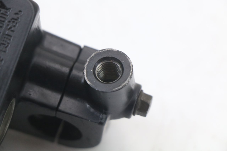photo de FRONT BRAKE MASTER CYLINDER SUZUKI GZ MARAUDER 125 (1998 - 2004) - Alternative perspective