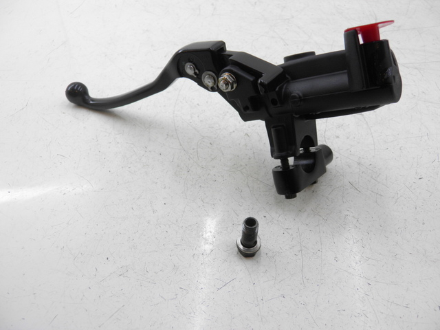 photo de FRONT BRAKE MASTER CYLINDER KYMCO XCITING RI ABS 500 (2010) - Alternative perspective