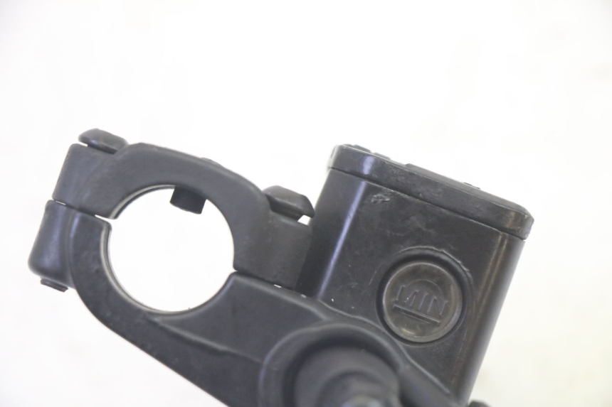 photo de FRONT MASTER CYLINDER PIAGGIO MP3 RL 250 (2006 - 2010) - Technical close-up