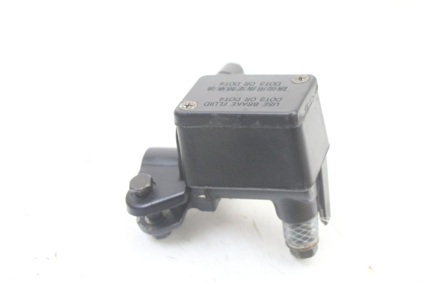 photo de FRONT BRAKE MASTER CYLINDER KYMCO PEOPLE S 125 (2000 - 2008) - Alternative perspective