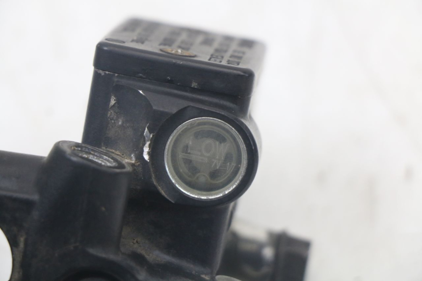 photo de FRONT MASTER CYLINDER PEUGEOT SATELIS 125 (2006 - 2009) - Fixing points details