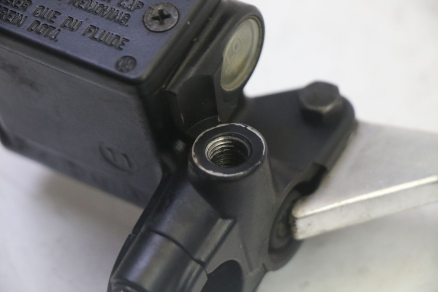 photo de FRONT BRAKE MASTER CYLINDER PEUGEOT SATELIS 125 (2010 - 2012) - Alternative perspective