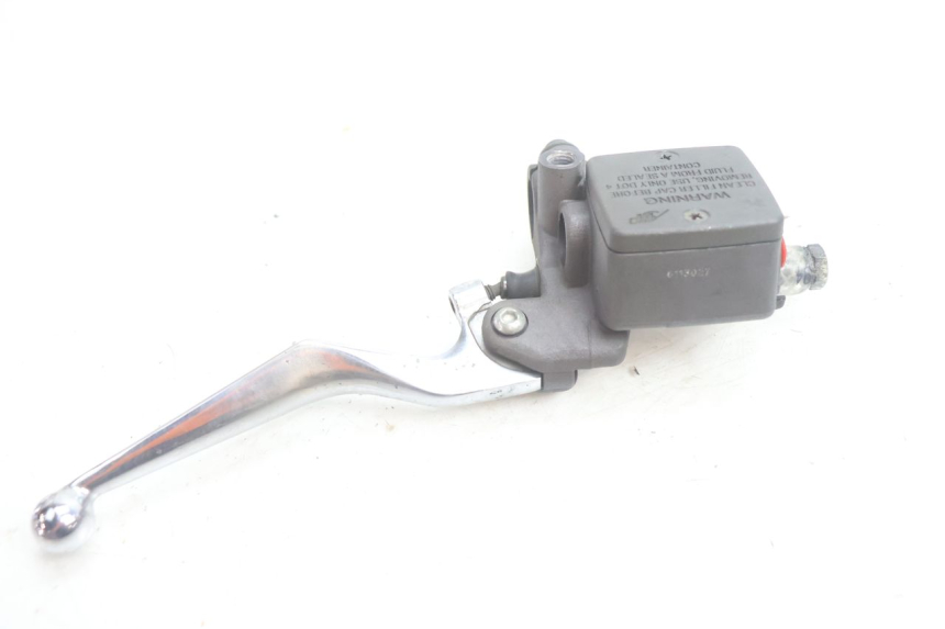 photo de FRONT MASTER CYLINDER PEUGEOT SATELIS 125 (2006 - 2009) - Fixing points details