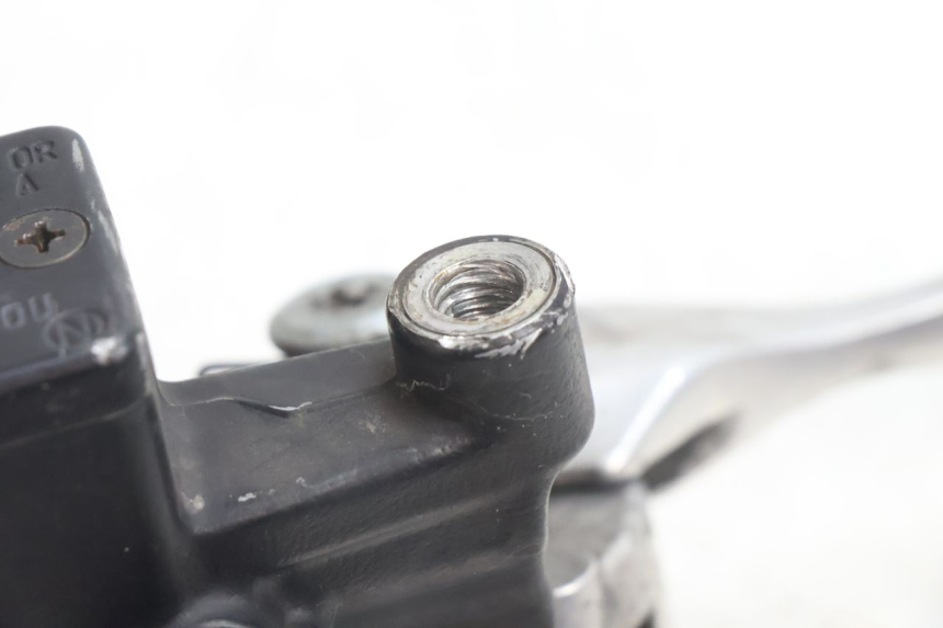 photo de FRONT BRAKE MASTER CYLINDER HONDA SH 125 (2001 - 2003) - Alternative perspective