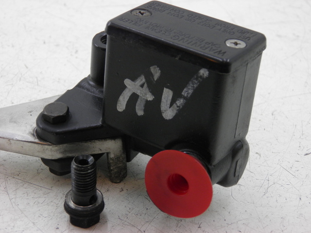 photo de FRONT BRAKE MASTER CYLINDER SYM GTS 125 (2005 - 2008) - Technical close-up
