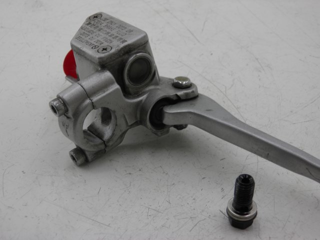 photo de FRONT BRAKE MASTER CYLINDER SYM MIO 50 (2005 - 2010) - Alternative perspective