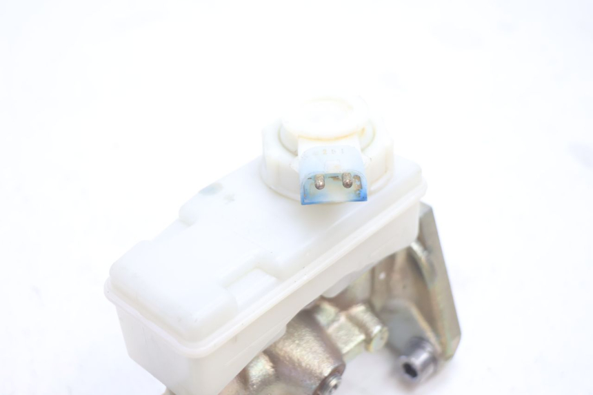 photo de FRONT BRAKE MASTER CYLINDER BOOM TRIKE FUN 500 (2004 - 2010) - Alternative perspective