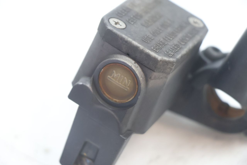 photo de FRONT MASTER CYLINDER YAMAHA XMAX X-MAX 125 (2006 - 2009) - Alternative perspective