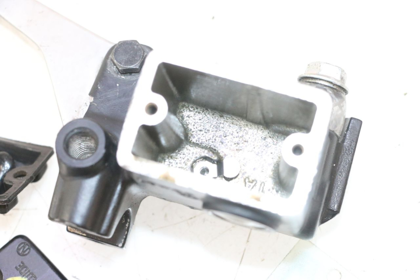 photo de REAR BRAKE MASTER CYLINDER SUZUKI BURGMAN 125 (2007 - 2014) - Focus on structure