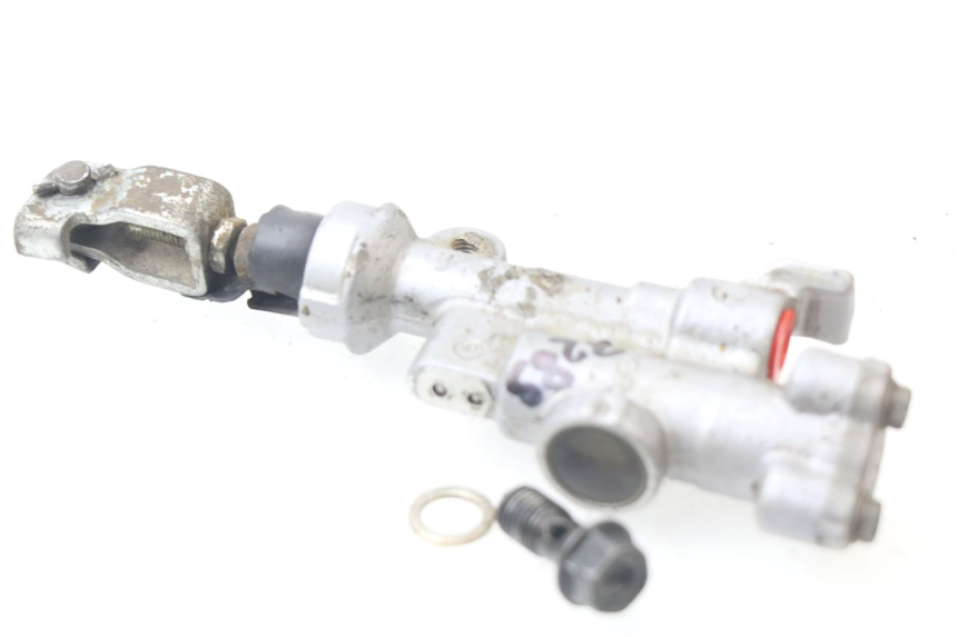 photo de REAR BRAKE MASTER CYLINDER HONDA CRF CR-F 450 (2001 - 2005) - Technical close-up