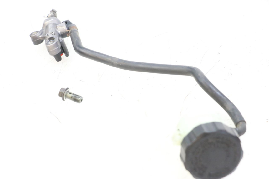 photo de REAR BRAKE MASTER CYLINDER YAMAHA FJR ABS 1300 (2006 - 2012) - Alternative perspective