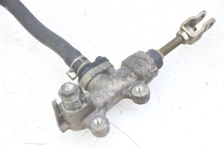 photo de REAR BRAKE MASTER CYLINDER SUZUKI GS GSE 500 (2001 - 2003) - Fixing points details