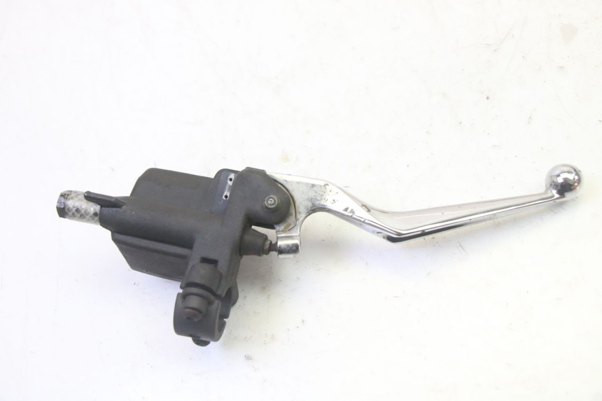 photo de REAR BRAKE MASTER CYLINDER PEUGEOT SATELIS 125 (2006 - 2009) - Fixing points details