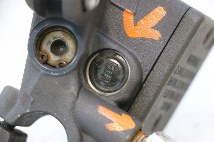 photo de REAR BRAKE MASTER CYLINDER PEUGEOT SATELIS 125 (2006 - 2009) - Alternative perspective