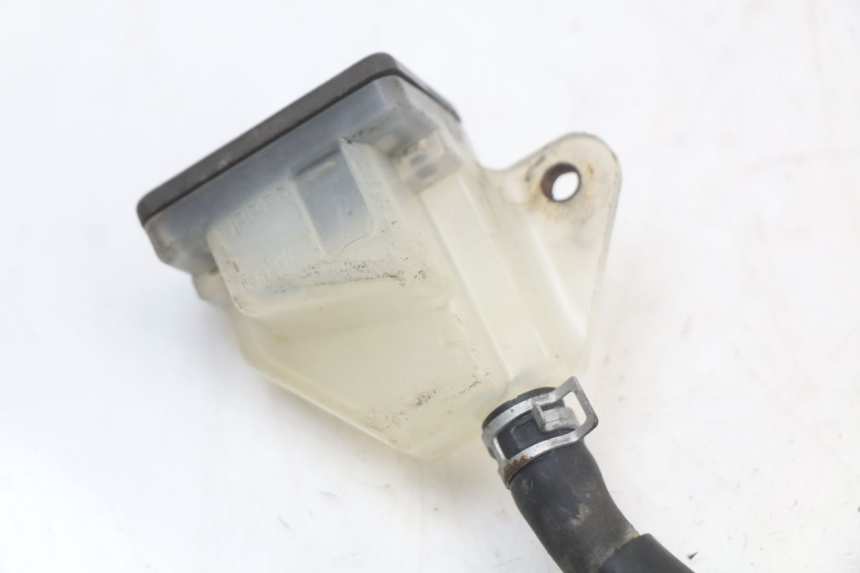 photo de REAR BRAKE MASTER CYLINDER SUZUKI GS F 500 (2004 - 2007) - Technical close-up