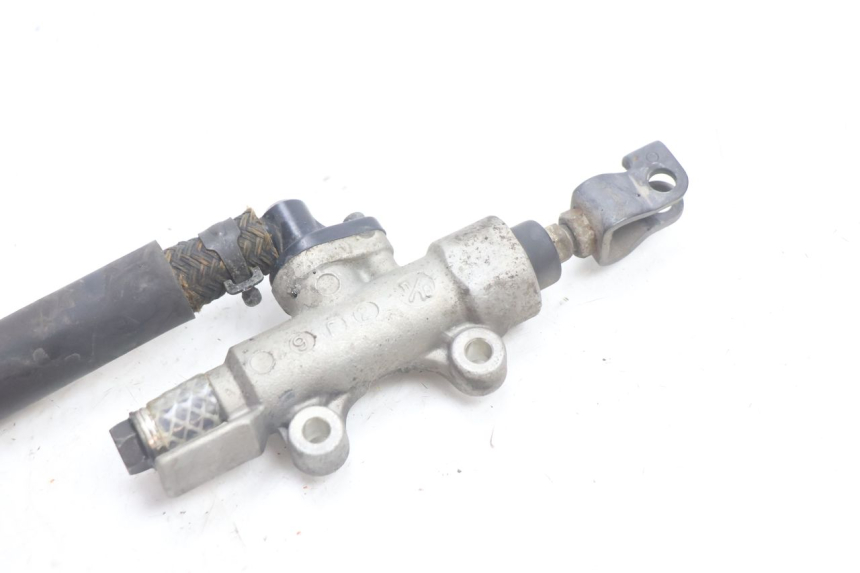 photo de REAR BRAKE MASTER CYLINDER HONDA VFR FI RC46 800 (1998 - 2001) - Technical close-up