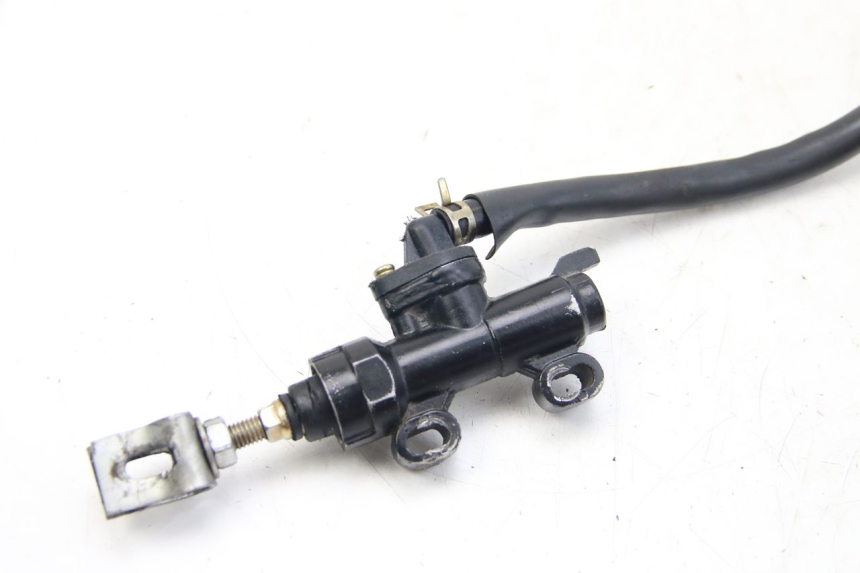 photo de REAR BRAKE MASTER CYLINDER PEUGEOT XP6 50 (1997 - 2003) - Alternative perspective