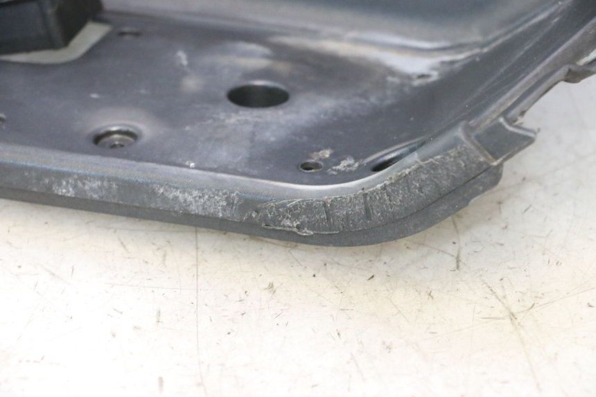 photo de FLOOR PANEL APRILIA ATLANTIC S 125 (2010 - 2013) - Detailed visual inspection